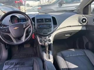 2012 Chevrolet Sonic LTZ z VIN 1G1JE6SH5C4133693, wystawiony jako Copart lot #45226865 z przebiegiem 142 151 mil mil oraz Czysty tytuł • Clean title. Historia ofert i sprzedaży dostępna na DreamBid. Obrazek 9.