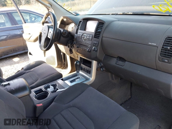 2008 Nissan Pathfinder S z VIN 5N1AR18B08C658137, wystawiony jako IAAI lot #41907576 z przebiegiem 172 586 mil mil oraz . Historia ofert i sprzedaży dostępna na DreamBid. Obrazek 5.