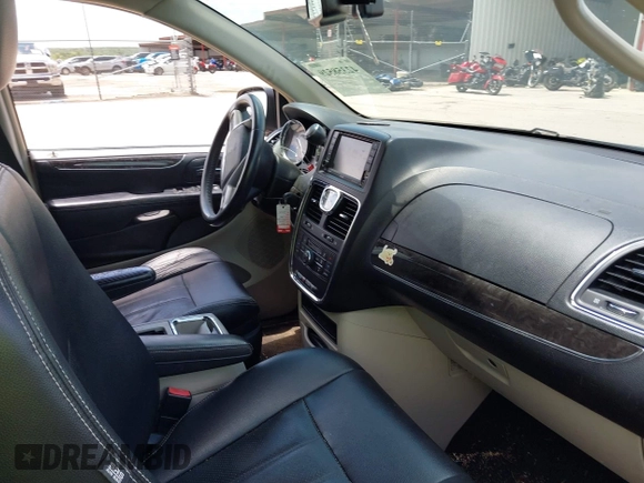 2014 Chrysler Town & Country Touring L 30th Anniversary z VIN 2C4RC1CG5ER215108, wystawiony jako IAAI lot #42358529 z przebiegiem 151 248 mil mil oraz . Historia ofert i sprzedaży dostępna na DreamBid. Obrazek 5.