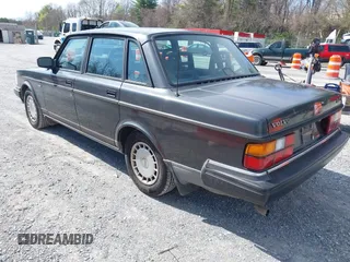 1992 Volvo 240 z VIN YV1AS8802N1469927, wystawiony jako IAAI lot #41927549 z przebiegiem 244 093 mil mil oraz . Historia ofert i sprzedaży dostępna na DreamBid. Obrazek 3.