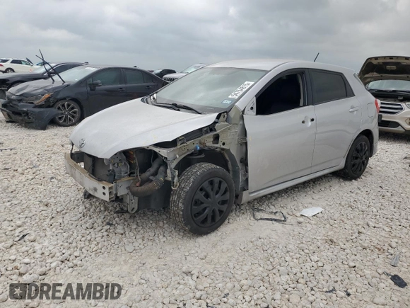 2010 Toyota Matrix z VIN 2T1KU4EE3AC484665, wystawiony jako Copart lot #54754815 z przebiegiem 96 658 mil mil oraz Szkoda całkowita • Salvage title. Historia ofert i sprzedaży dostępna na DreamBid. Obrazek 1.