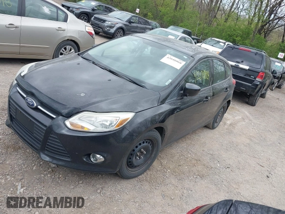 2012 Ford Focus SE z VIN 1FAHP3K27CL455211, wystawiony jako IAAI lot #42048868 z przebiegiem 164 474 mil mil oraz . Historia ofert i sprzedaży dostępna na DreamBid. Obrazek 2.