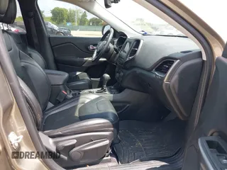 2019 Jeep Cherokee Altitude с VIN 1C4PJMLX3KD105008, выставлен на аукционе IAAI как лот 42474013 с пробегом 82 122 миль миль и . История ставок и продаж доступна на DreamBid. Изображение 5.