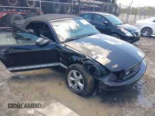 2007 Ford Mustang Deluxe z VIN 1ZVFT84N875349097, wystawiony jako IAAI lot #42228909 z przebiegiem 131 351 mil mil oraz . Historia ofert i sprzedaży dostępna na DreamBid. Obrazek 1.