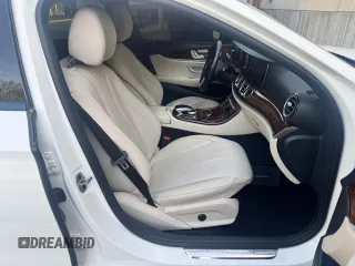 2019 Mercedes-Benz E 300 z VIN WDDZF4KB0KA608079, wystawiony jako Copart lot #59808375 z przebiegiem 60 639 mil mil oraz Czysty tytuł • Clean title. Historia ofert i sprzedaży dostępna na DreamBid. Obrazek 5.