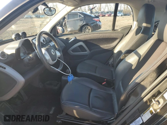 2013 Smart fortwo Passion z VIN WMEEJ9AA3DK715705, wystawiony jako Copart lot #50161425 z przebiegiem 22 667 mil mil oraz Tytuł czysty. Historia ofert i sprzedaży dostępna na DreamBid. Obrazek 7.