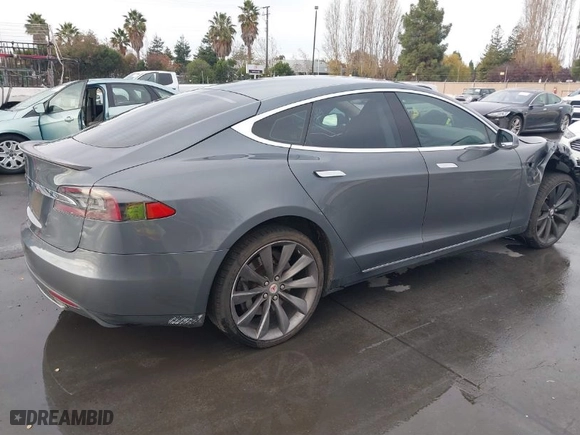 2013 Tesla Model S with VIN 5YJSA1CG5DFP06411, listed as a IAAI auction lot 41079914 with 266,968 mi miles. Bid and sale history available at carsss.com. Image 4.