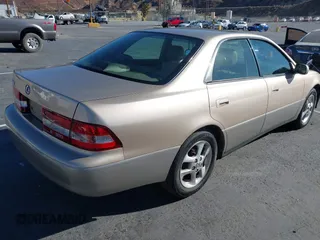 2001 Lexus ES 300 with VIN JT8BF28G215105081, listed as a IAAI auction lot 41318456 with 207,259 mi miles. Bid and sale history available at carsss.com. Image 4.