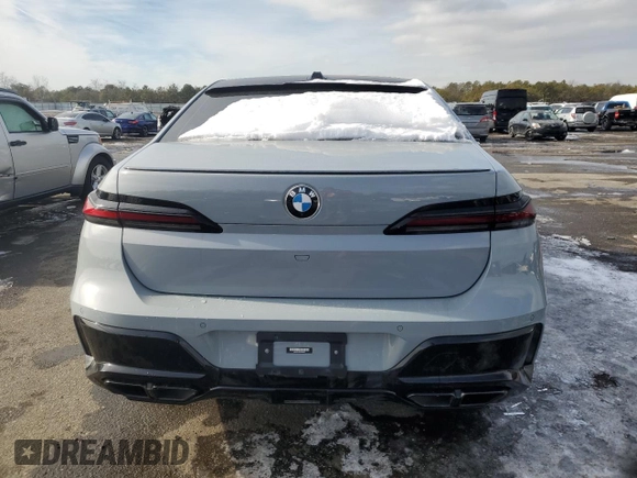 2023 BMW 7 Series 760i xDrive z VIN WBA33EJ00PCM58207, wystawiony jako Copart lot #41809425 z przebiegiem 10 658 mil mil oraz Szkoda całkowita • Salvage title. Historia ofert i sprzedaży dostępna na DreamBid. Obrazek 6.