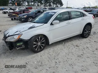 2014 Chrysler 200 Limited z VIN 1C3CCBCG8EN191884, wystawiony jako Copart lot #56526805 z przebiegiem 145 566 mil mil oraz Szkody całkowita. Historia ofert i sprzedaży dostępna na DreamBid. Obrazek 1.