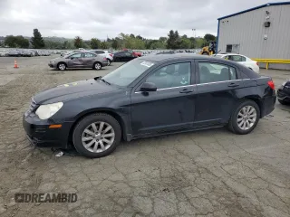 2010 Chrysler Sebring Limited z VIN 1C3CC5FB5AN172298, wystawiony jako Copart lot #52951805 z przebiegiem 146 996 mil mil oraz Szkoda całkowita • Salvage title. Historia ofert i sprzedaży dostępna na DreamBid. Obrazek 1.