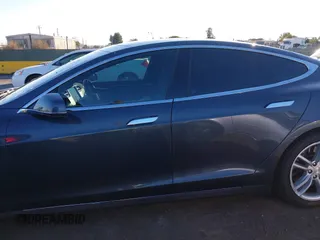 2015 Tesla Model S 85D with VIN 5YJSA1E28FF110066, listed as a IAAI auction lot 40672973 with 100,157 mi miles. Bid and sale history available at carsss.com. Image 15.