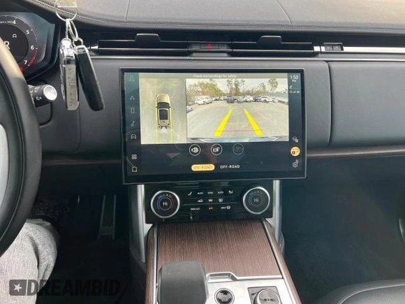 2023 Land Rover Range Rover SE z VIN SALKP9E70PA017747, wystawiony jako Copart lot #45363235 z przebiegiem 39 043 mil mil oraz Czysty tytuł • Clean title. Historia ofert i sprzedaży dostępna na DreamBid. Obrazek 10.