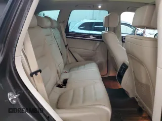 2016 Volkswagen Touareg Sport z VIN WVGEP9BPXGD006774, wystawiony jako Copart lot #56045495 z przebiegiem 85 695 mil mil oraz Szkoda całkowita • Salvage title. Historia ofert i sprzedaży dostępna na DreamBid. Obrazek 10.