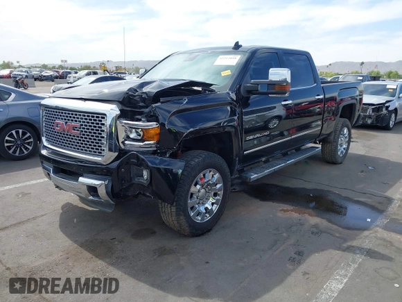 2015 GMC Sierra 2500HD Denali z VIN 1GT120E86FF667058, wystawiony jako IAAI lot #42212058 z przebiegiem 104 069 mil mil oraz . Historia ofert i sprzedaży dostępna na DreamBid. Obrazek 2.