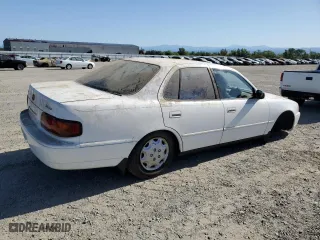 1996 Toyota Camry DX with VIN JT2BG12K7T0351784, listed as a Copart auction lot 52815345 with 303,537 mi miles and Clean Title. Bid and sale history available at carsss.com. Image 3.