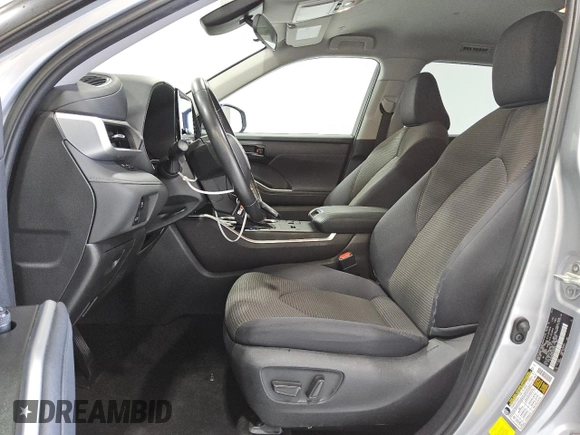 2023 Toyota Highlander L z VIN 5TDKDRAHXPS505296, wystawiony jako Copart lot #55535035 z przebiegiem 42 600 mil mil oraz Czysty tytuł • Clean title. Historia ofert i sprzedaży dostępna na DreamBid. Obrazek 7.