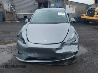 2024 Tesla Model Y Long Range z VIN 7SAYGDEE7RA300756, wystawiony jako IAAI lot #41922910 z przebiegiem 4 262 mil mil oraz . Historia ofert i sprzedaży dostępna na DreamBid. Obrazek 13.