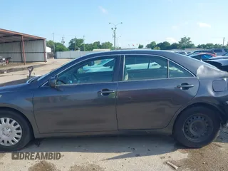 2007 Toyota Camry CE z VIN 4T1BE46K97U057970, wystawiony jako IAAI lot #42183422 z przebiegiem 145 791 mil mil oraz . Historia ofert i sprzedaży dostępna na DreamBid. Obrazek 14.