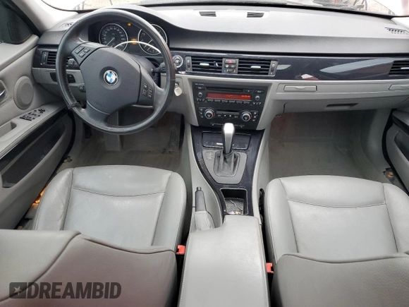 2009 BMW 3 Series 328i xDrive z VIN WBAPK73519A451824, wystawiony jako Copart lot #56158885 z przebiegiem 241 849 mil mil oraz Czysty tytuł • Clean title. Historia ofert i sprzedaży dostępna na DreamBid. Obrazek 8.