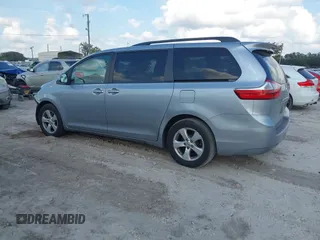 2015 Toyota Sienna LE AAS z VIN 5TDKK3DCXFS653627, wystawiony jako IAAI lot #41477920 z przebiegiem Nie podano mil oraz . Historia ofert i sprzedaży dostępna na DreamBid. Obrazek 3.