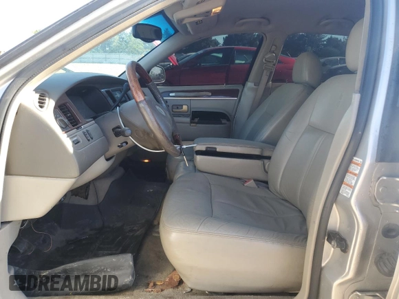 2004 Lincoln Town Car Ultimate z VIN 1LNHM83W94Y625182, wystawiony jako Copart lot #55632185 z przebiegiem 179 597 mil mil oraz Szkoda całkowita • Salvage title. Historia ofert i sprzedaży dostępna na DreamBid. Obrazek 7.