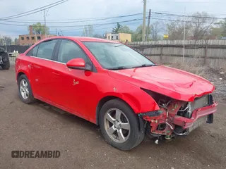 2014 Chevrolet Cruze 1LT z VIN 1G1PC5SB9E7342166, wystawiony jako IAAI lot #42157295 z przebiegiem 122 290 mil mil oraz . Historia ofert i sprzedaży dostępna na DreamBid. Obrazek 1.