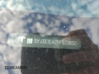 2023 Tesla Model 3 z VIN 5YJ3E1EA7PF573852, wystawiony jako Copart lot #57662565 z przebiegiem Nie podano mil oraz Szkoda całkowita • Salvage title. Historia ofert i sprzedaży dostępna na DreamBid. Obrazek 12.