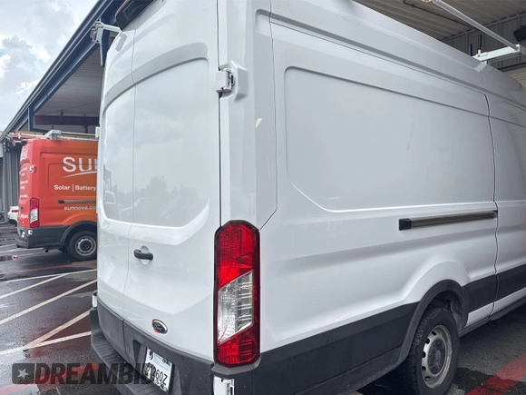 2023 Ford Transit Cargo z VIN 1FTBR3X85PKB84622, wystawiony jako IAAI lot #42742574 z przebiegiem 3 429 mil mil oraz . Historia ofert i sprzedaży dostępna na DreamBid. Obrazek 2.