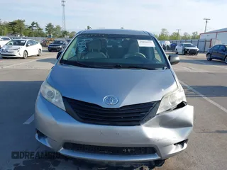 2013 Toyota Sienna L z VIN 5TDZK3DC2DS321418, wystawiony jako IAAI lot #42095972 z przebiegiem 189 688 mil mil oraz . Historia ofert i sprzedaży dostępna na DreamBid. Obrazek 13.