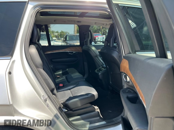2021 Volvo XC90 Momentum z VIN YV4102CK7M1688329, wystawiony jako Copart lot #61495905 z przebiegiem 97 604 mil mil oraz Czysty tytuł • Clean title. Historia ofert i sprzedaży dostępna na DreamBid. Obrazek 6.