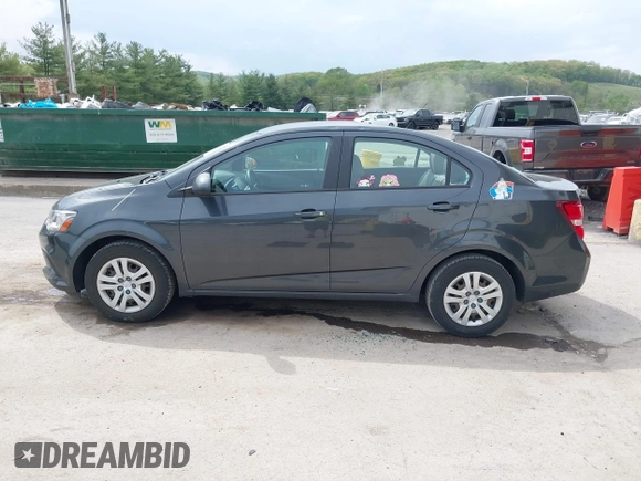 2017 Chevrolet Sonic LS z VIN 1G1JB5SG3H4135041, wystawiony jako IAAI lot #42168751 z przebiegiem 91 312 mil mil oraz . Historia ofert i sprzedaży dostępna na DreamBid. Obrazek 13.