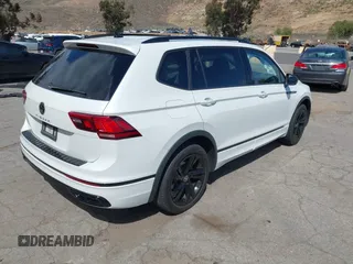2023 Volkswagen Tiguan SE R-Line Black z VIN 3VVCB7AX3PM115373, wystawiony jako IAAI lot #42257944 z przebiegiem 22 316 mil mil oraz . Historia ofert i sprzedaży dostępna na DreamBid. Obrazek 4.