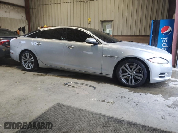2013 Jaguar XJ Portfolio z VIN SAJWJ2GD6D8V44717, wystawiony jako Copart lot #52340635 z przebiegiem 120 560 mil mil oraz Szkody całkowita. Historia ofert i sprzedaży dostępna na DreamBid. Obrazek 4.