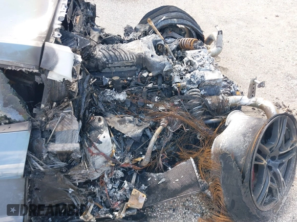 2021 Audi R8 z VIN WUAKBAFX5M7900468, wystawiony jako IAAI lot #41214857 z przebiegiem Nie podano mil oraz . Historia ofert i sprzedaży dostępna na DreamBid. Obrazek 6.