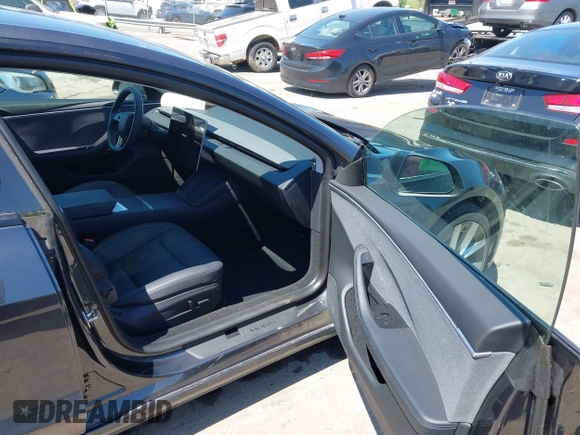 2024 Tesla Model 3 z VIN 5YJ3E1EA4RF735729, wystawiony jako IAAI lot #41964387 z przebiegiem Nie podano mil oraz . Historia ofert i sprzedaży dostępna na DreamBid. Obrazek 5.