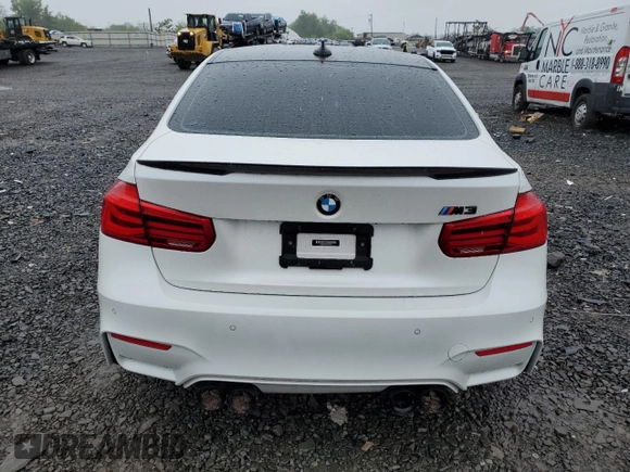 2018 BMW M3 z VIN WBS8M9C5XJ5L71702, wystawiony jako Copart lot #55657055 z przebiegiem Nie podano mil oraz Szkody całkowita. Historia ofert i sprzedaży dostępna na DreamBid. Obrazek 6.