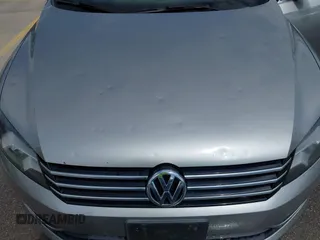2014 Volkswagen Passat S z VIN 1VWAT7A33EC038497, wystawiony jako IAAI lot #41922616 z przebiegiem 110 509 mil mil oraz . Historia ofert i sprzedaży dostępna na DreamBid. Obrazek 6.
