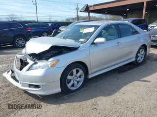 2008 Toyota Camry LE z VIN 4T1BE46K98U764634, wystawiony jako IAAI lot #39122102 z przebiegiem 143 861 mil mil oraz . Historia ofert i sprzedaży dostępna na DreamBid. Obrazek 2.