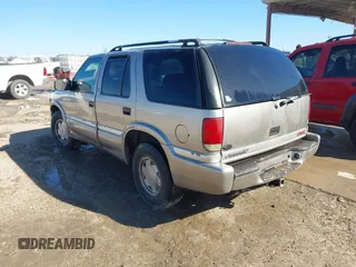 2001 GMC Jimmy SL with VIN 1GKCS13W312204086, listed as a IAAI auction lot 41693507 with 177,439 mi miles. Bid and sale history available at carsss.com. Image 3.