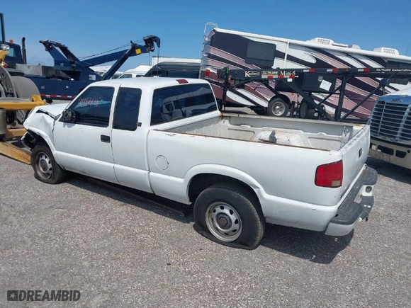 2000 GMC Sonoma SLS with VIN 1GTDT19W4YK230095, listed as a IAAI auction lot 41887818 with 232,455 mi miles. Bid and sale history available at carsss.com. Image 3.