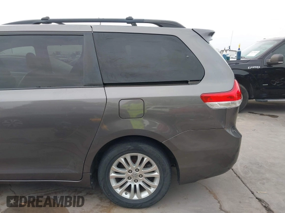 2011 Toyota Sienna XLE AAS with VIN 5TDYK3DC1BS136012, listed as a IAAI auction lot 41869637 with 231,418 mi miles. Bid and sale history available at carsss.com. Image 21.