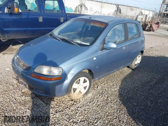 2007 Chevrolet Aveo LS z VIN KL1TD666X7B728902, wystawiony jako IAAI lot #40950124 z przebiegiem Nie podano mil oraz . Historia ofert i sprzedaży dostępna na DreamBid. Obrazek 2.
