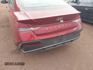 2024 Hyundai Elantra SEL z VIN KMHLM4DG5RU769160, wystawiony jako IAAI lot #42509506 z przebiegiem 38 926 mil mil oraz . Historia ofert i sprzedaży dostępna na DreamBid. Obrazek 17.