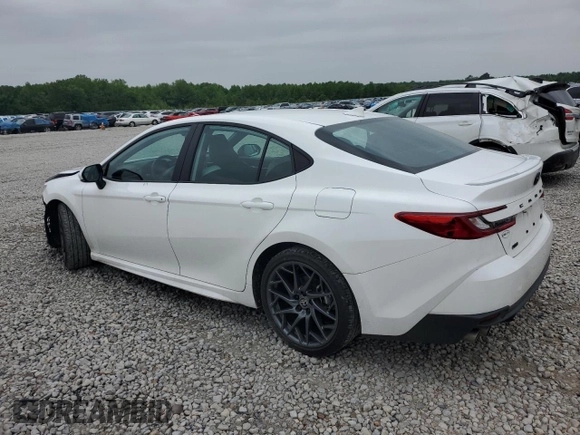 2025 Toyota Camry LE z VIN 4T1DAACK6SU025512, wystawiony jako Copart lot #54516175 z przebiegiem 11 046 mil mil oraz Czysty tytuł • Clean title. Historia ofert i sprzedaży dostępna na DreamBid. Obrazek 2.