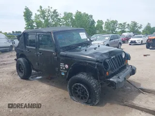 2008 Jeep Wrangler Unlimited X z VIN 1J4GA39138L641138, wystawiony jako IAAI lot #42376300 z przebiegiem 215 026 mil mil oraz . Historia ofert i sprzedaży dostępna na DreamBid. Obrazek 6.