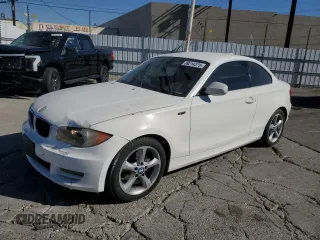 2011 BMW 1 Series 128i z VIN WBAUP9C59BVL90253, wystawiony jako Copart lot #89214375 z przebiegiem 180 259 mil mil oraz Szkody całkowita. Historia ofert i sprzedaży dostępna na DreamBid. Obrazek 1.
