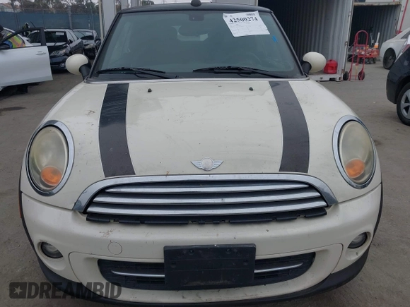 2011 MINI Convertible z VIN WMWZN3C5XBTZ89487, wystawiony jako IAAI lot #42500274 z przebiegiem 119 172 mil mil oraz . Historia ofert i sprzedaży dostępna na DreamBid. Obrazek 6.