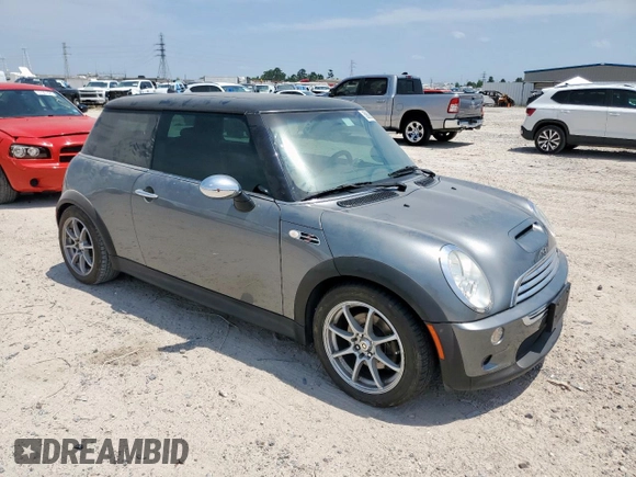 2005 MINI Hardtop S z VIN WMWRE33435TG95329, wystawiony jako Copart lot #56890015 z przebiegiem 47 985 mil mil oraz Czysty tytuł • Clean title. Historia ofert i sprzedaży dostępna na DreamBid. Obrazek 4.