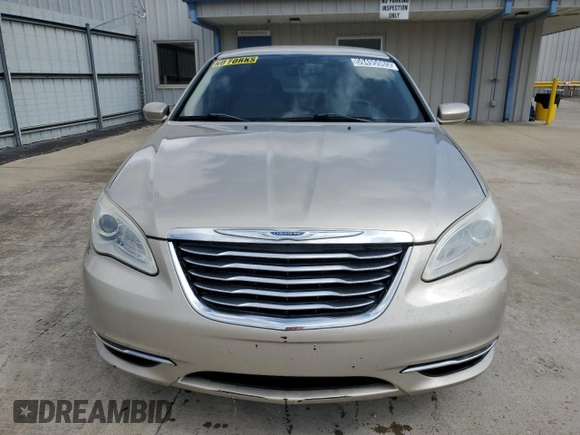 2014 Chrysler 200 Touring z VIN 1C3CCBBB6EN197723, wystawiony jako Copart lot #59495985 z przebiegiem 110 107 mil mil oraz Czysty tytuł • Clean title. Historia ofert i sprzedaży dostępna na DreamBid. Obrazek 5.